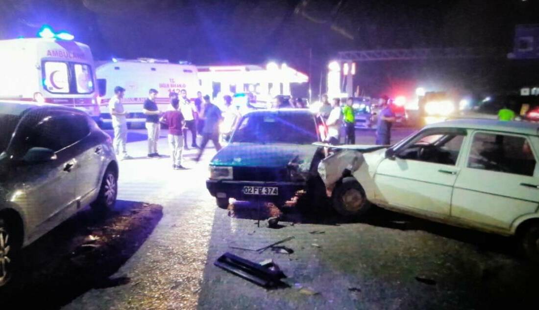 Adıyaman’ın Gölbaşı ilçesinde iki otomobilin çarpışması sonucu 5 kişi yaralandı.