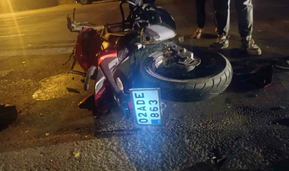 Adıyaman'ın Gölbaşı ilçesinde meydana gelen trafik kazasında motosiklet ile otomobil