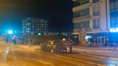 Adıyaman'ın Besni ilçesinde park halindeki bir otomobil, henüz belirlenemeyen nedenlerle