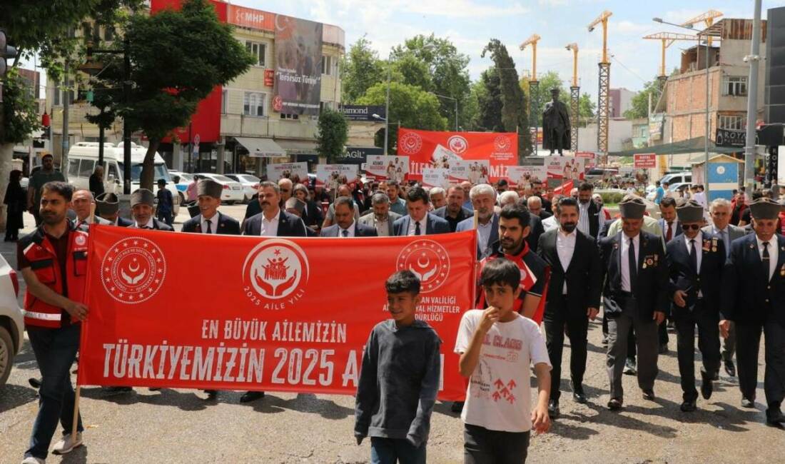 Adıyaman’da düzenlenen "Aile Haftası" yürüyüşüne yüzlerce kişi katıldı. Yürüyüş, Mimar