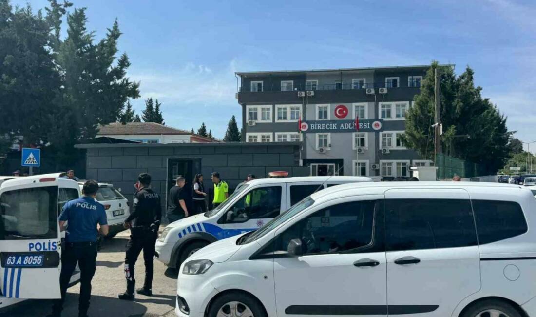 Şanlıurfa’nın Birecik ilçesinde, akraba iki aile arasında adliye önünde çıkan
