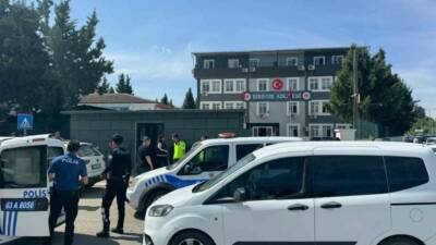 Şanlıurfa’nın Birecik ilçesinde, akraba iki aile arasında adliye önünde çıkan