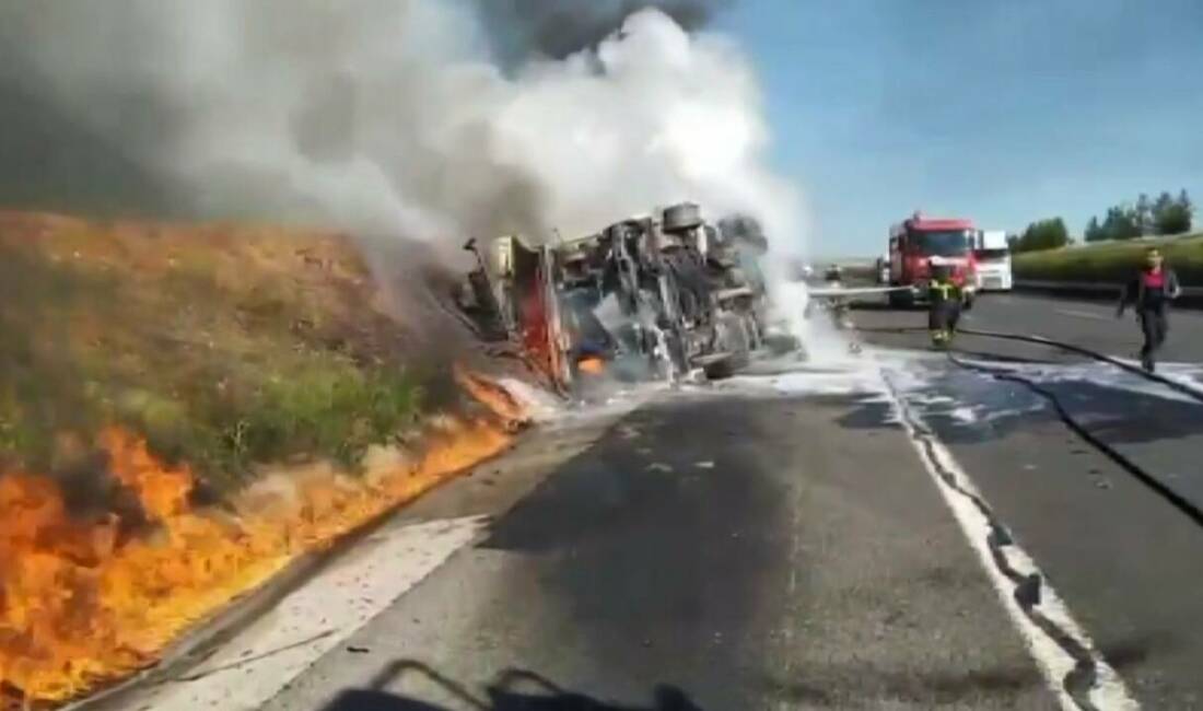 Şanlıurfa’da kaza sonucu devrilen yakıt tankeri alev topuna döndü.