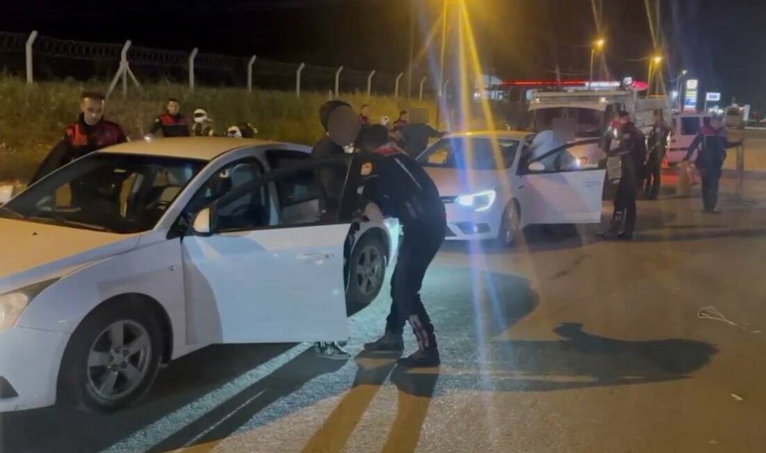 Kahta ilçesinde yapılan asayiş uygulamasında ruhsatsız tabancalar ve tüfekler ele