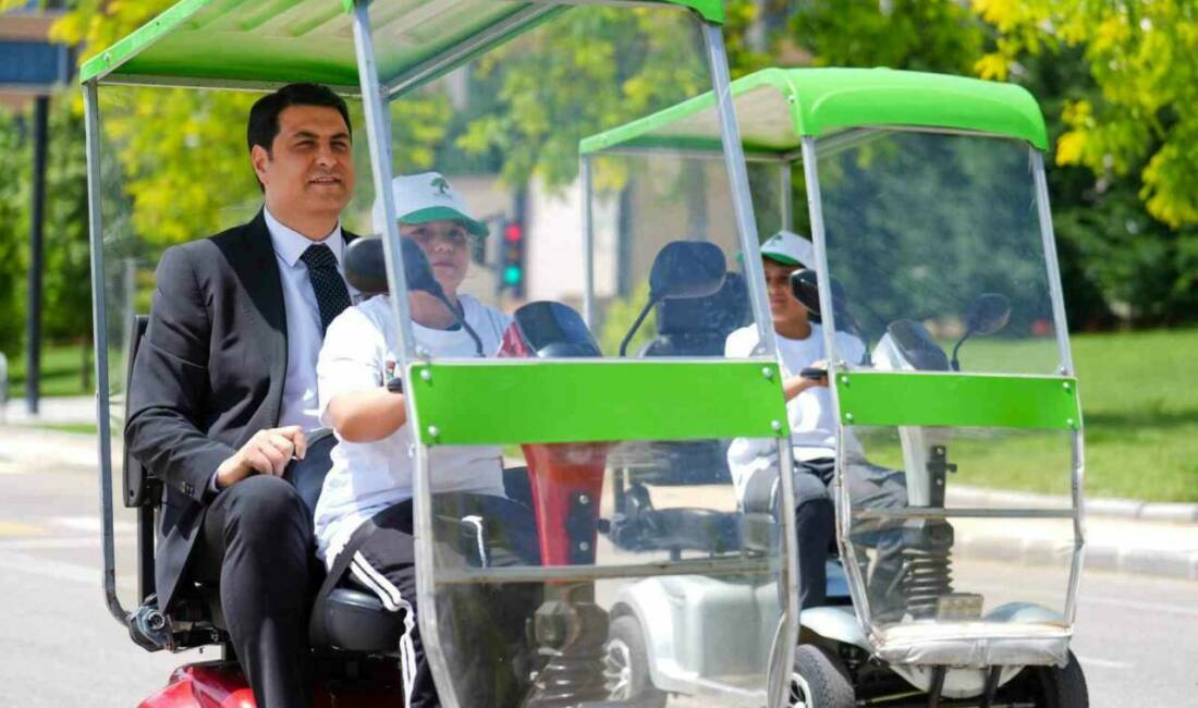 Şehitkamil Belediye Başkanı Umut Yılmaz, Trafik Haftası kapsamında minik öğrencilerle