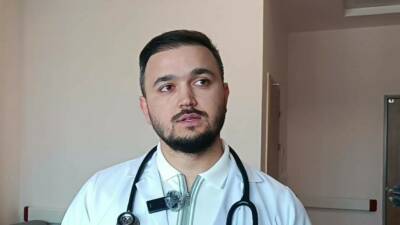 Batman’da 16 günlük Muhammed Boran Tutar’a abisi tarafından verilen badem