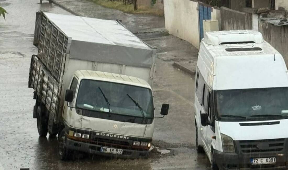 Batman’da altyapı çalışması sonrası yol çöktü: Seyir halindeki kamyonet zarar gördü Batman'da belediye tarafından yürütülen altyapı çalışmasının tamamlanmadan bırakılması sonucu aşırı