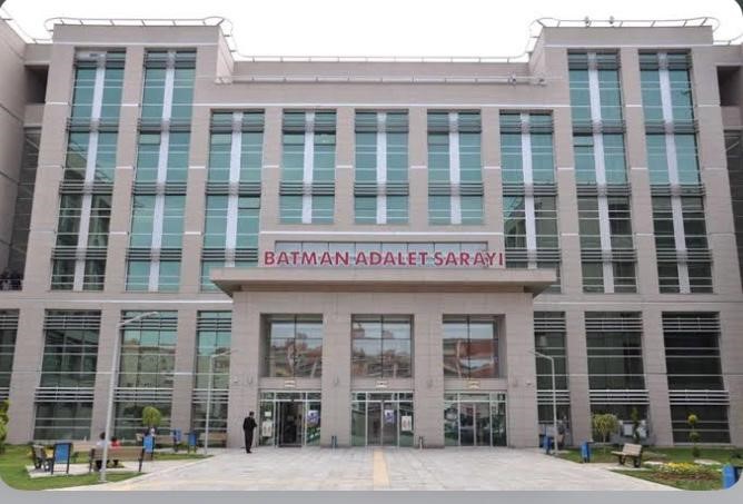 Batman'da bir ilkokulda görevli sınıf öğretmeni, istismar iddiasıyla gözaltına alındıktan