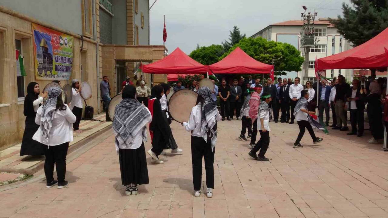 Gercüş'te düzenlenen hayır çarşısı, İsrail'in Filistinlilere yönelik saldırılarına destek amacıyla