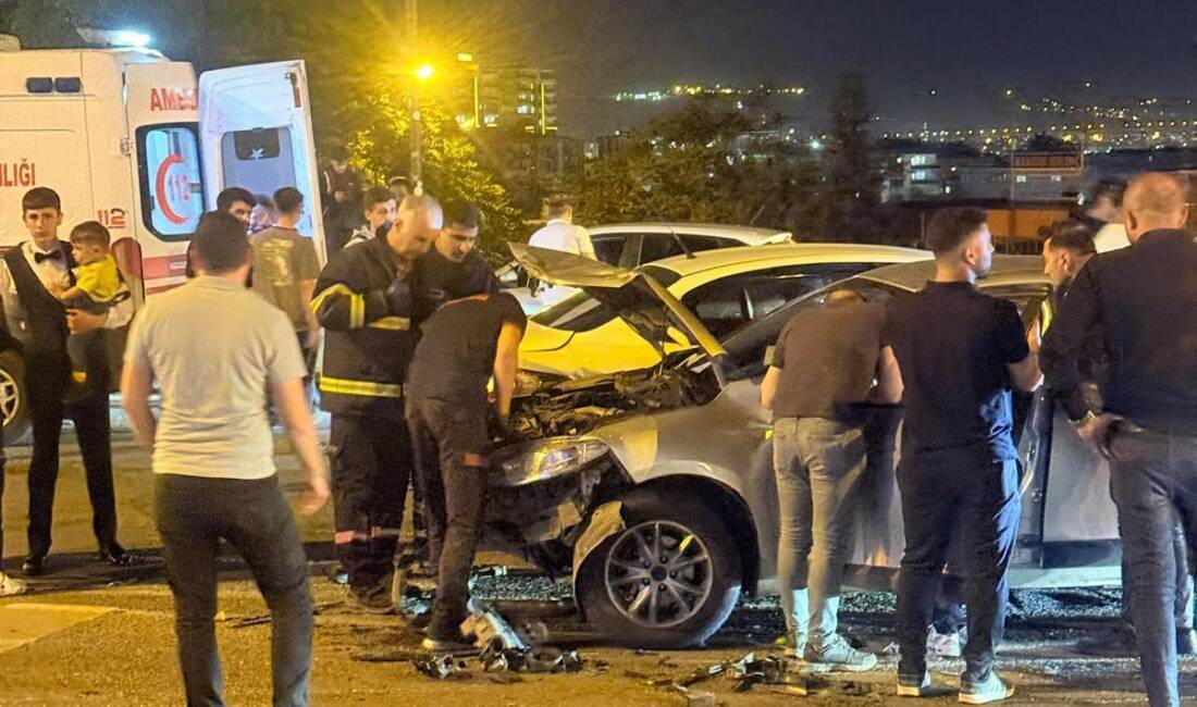 Batman-Siirt çevre yolunda iki otomobilin çarpıştığı kazada 4 kişi yaralandı.