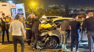 Batman-Siirt çevre yolunda iki otomobilin çarpıştığı kazada 4 kişi yaralandı.