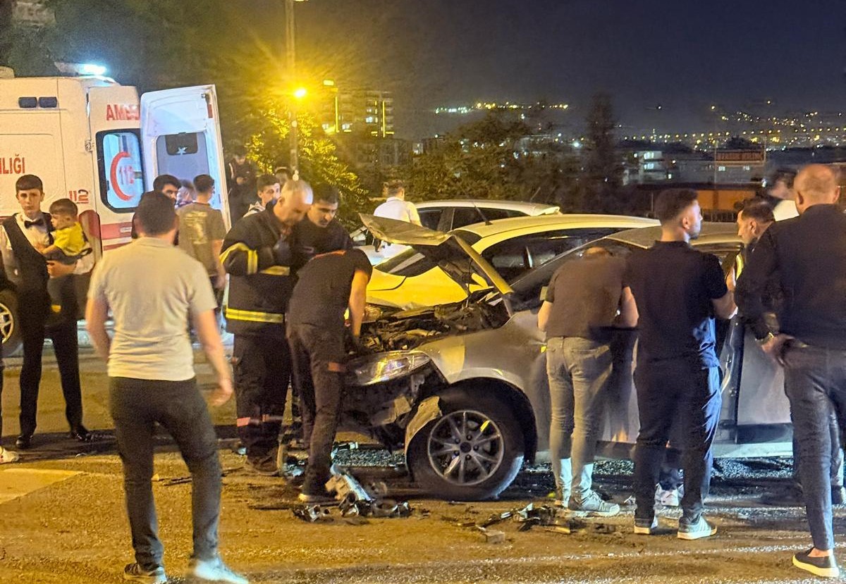 Batman-Siirt çevre yolunda iki otomobilin çarpıştığı kazada 4 kişi yaralandı.