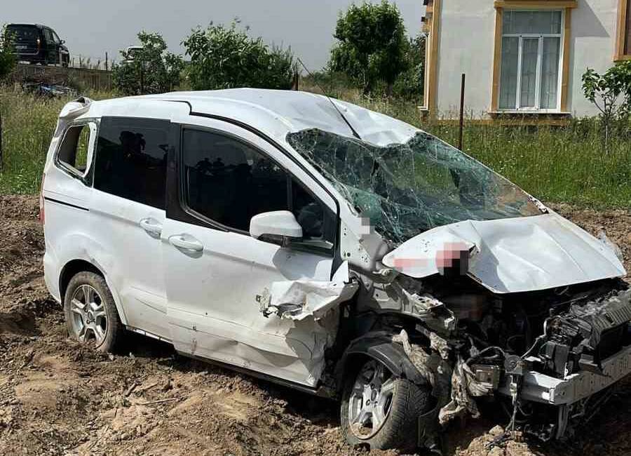 Batman’ın Kozluk ilçesinde kamyonetin devrilmesi sonucu 2 kişi yaralandı.