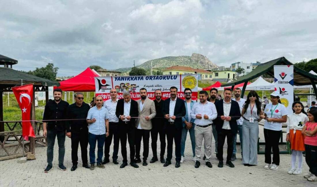 Kozluk ilçesindeki Yanıkkaya ortaokulunda öğrenciler, TÜBITAK 4006 bilim fuarında eğlenirken,