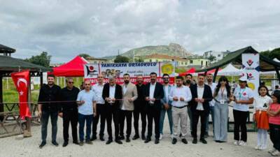 Kozluk ilçesindeki Yanıkkaya ortaokulunda öğrenciler, TÜBITAK 4006 bilim fuarında eğlenirken,