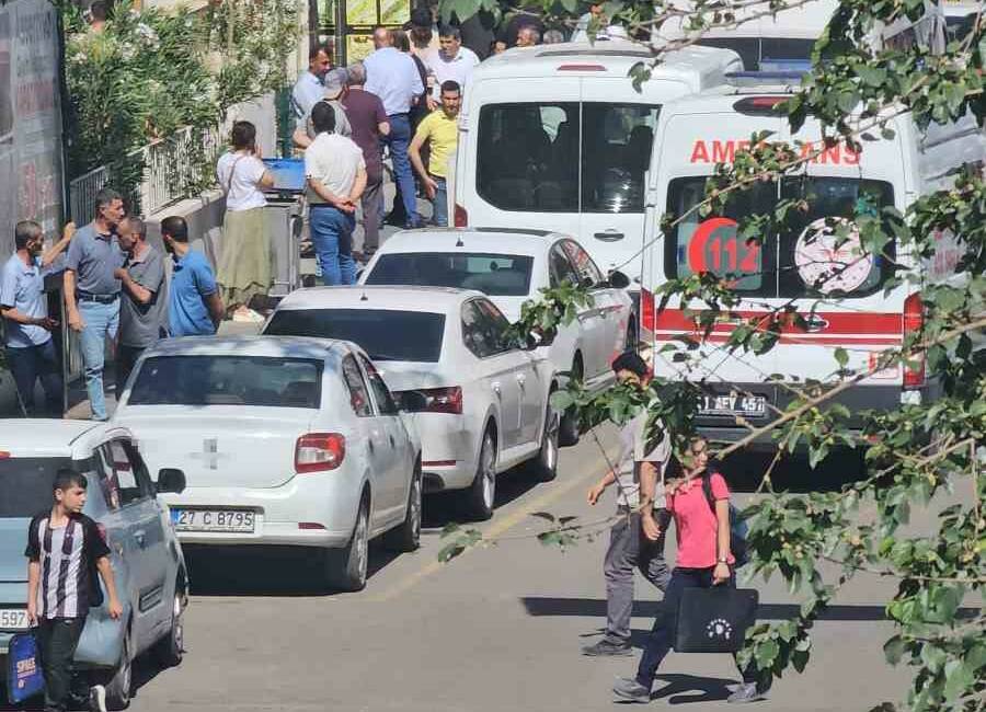 Diyarbakır’ın Bismil ilçesinde belediye binasında bir kişi tartıştığı amcasını silahla