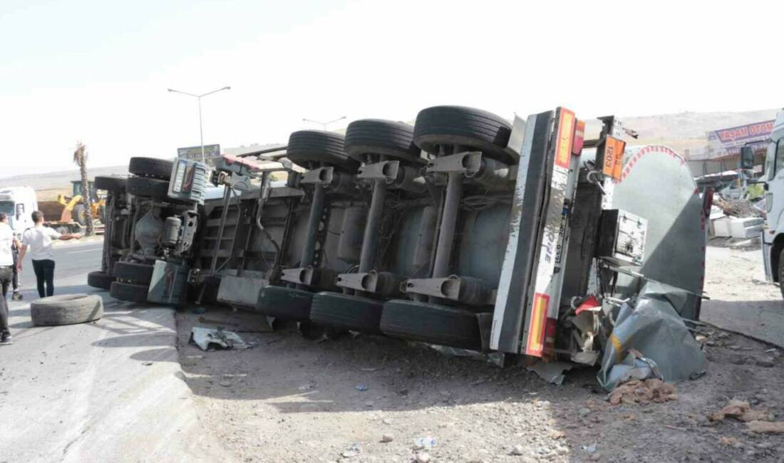 Şırnak’ın Cizre ilçesinde ham madde yüklü tırın devrilmesi sonucu meydana