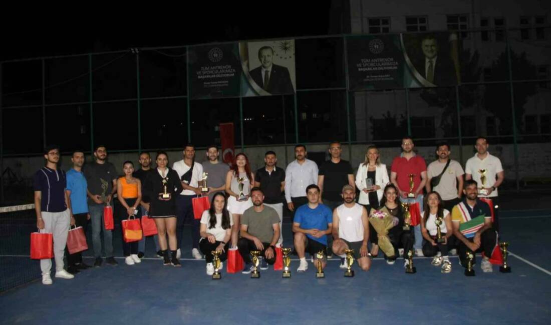 Şırnak Cizre'de düzenlenen geleneksel kort tenis turnuvası, gençlerin tenis sporuna