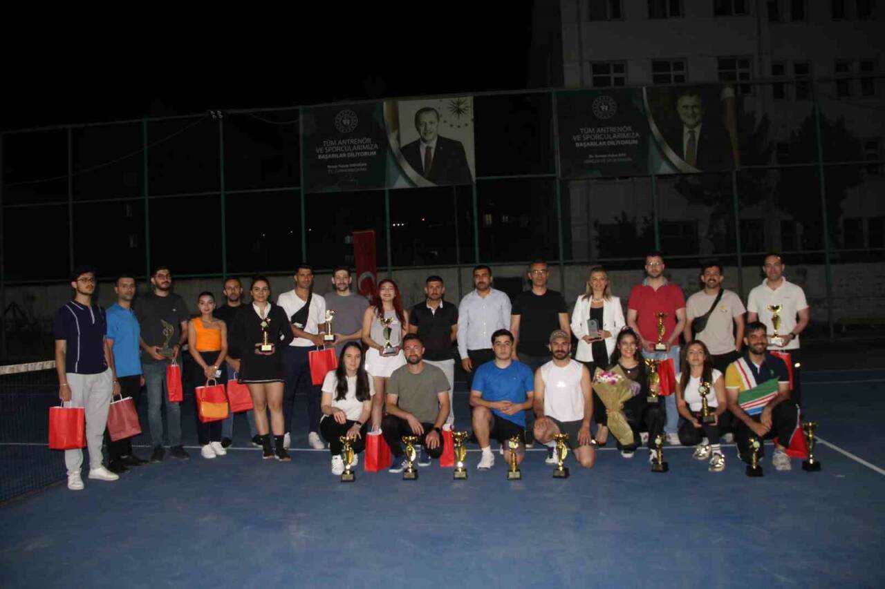 Şırnak Cizre'de düzenlenen geleneksel kort tenis turnuvası, gençlerin tenis sporuna