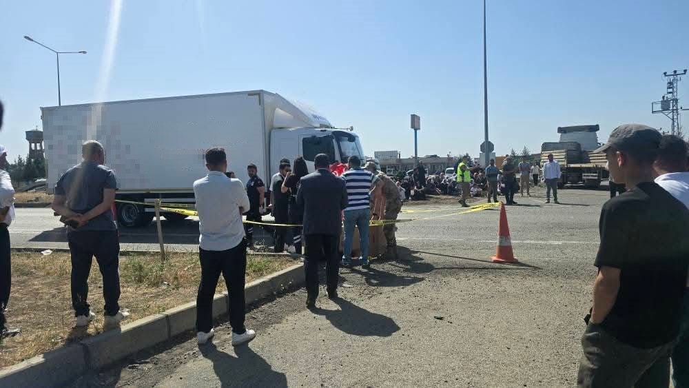 Cizre ilçesinde bir lise öğrencisi, yolun karşısına geçerken kamyonetin çarpması