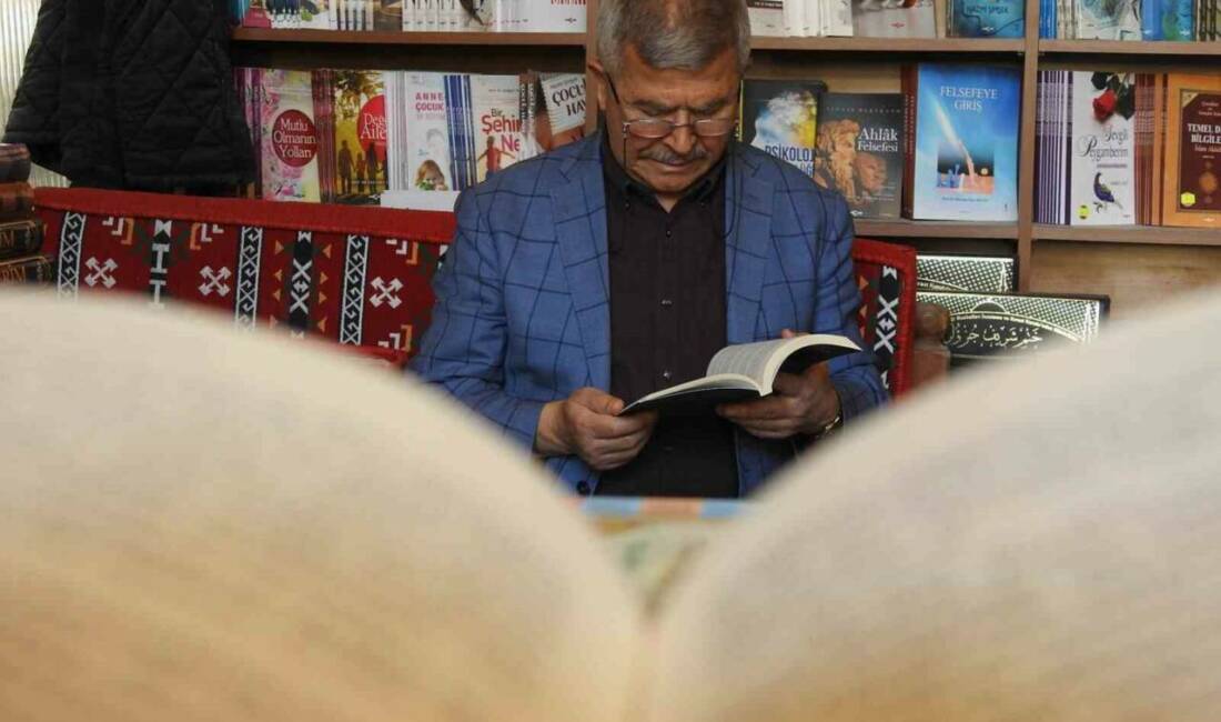 Gaziantep'te yaşayan Eşref Savaş, 70 yaşında ve kitaplara olan sevgisini