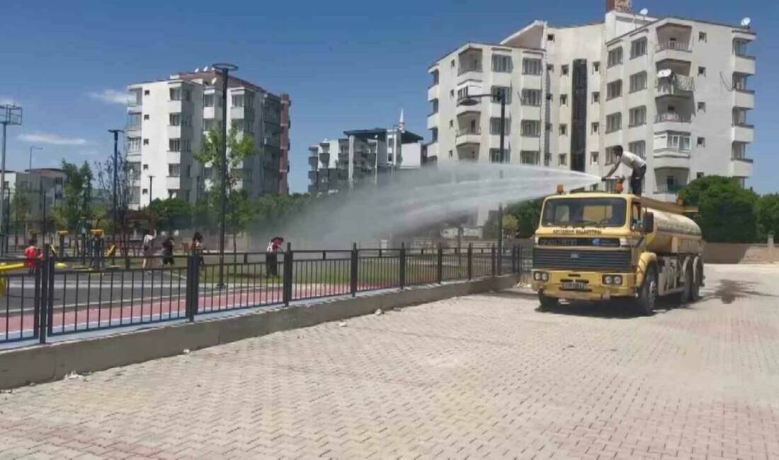 Hava sıcaklığının yükseldiği Adıyaman’da, parkta oyun oynarken sıcaktan bunalan çocukları