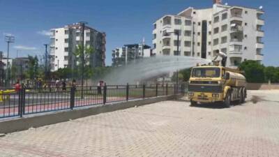 Hava sıcaklığının yükseldiği Adıyaman’da, parkta oyun oynarken sıcaktan bunalan çocukları