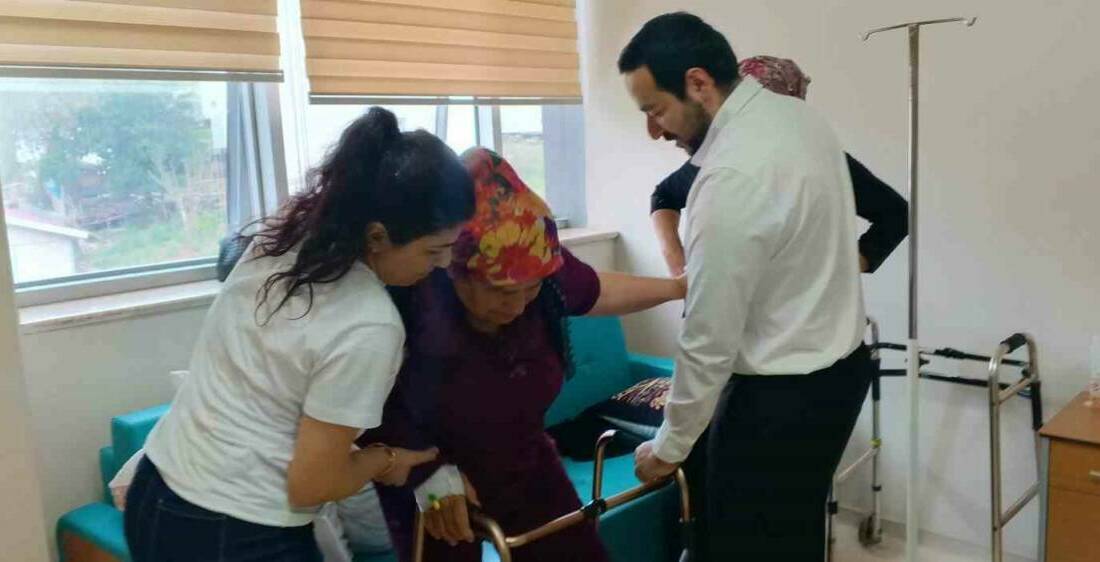 Deprem sonrası ilk total kalça protezi ameliyatı gerçekleşti Adıyaman’ın Gölbaşı ilçesinde deprem sonrası sağlık hizmetleri sorunsuz bir şekilde