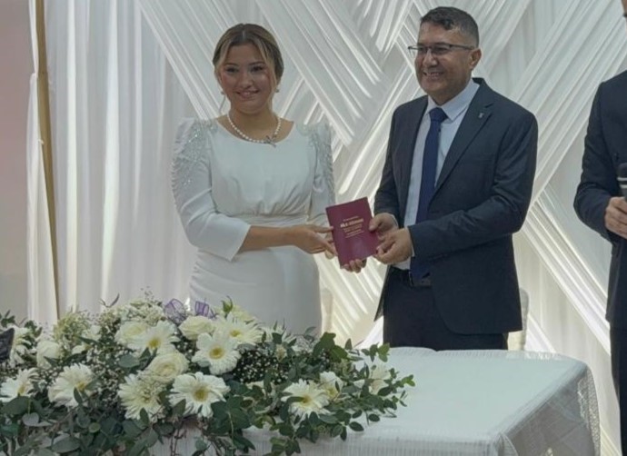 Asrın felaketinde ailelerini kaybeden Gaziantepli öğretmen Mehmet Aydın ile