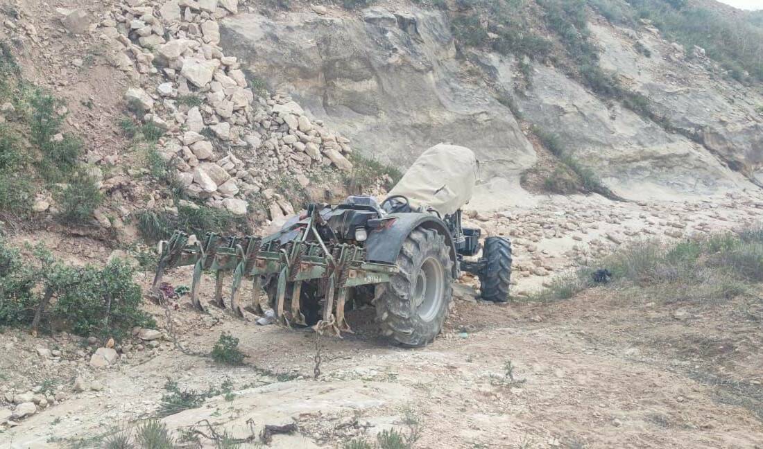 Devrilen traktörün altında kalan genç hayatını kaybetti Şanlıurfa'nın Birecik ilçesinde traktörün devrilmesi sonucu 18 yaşındaki genç hayatını