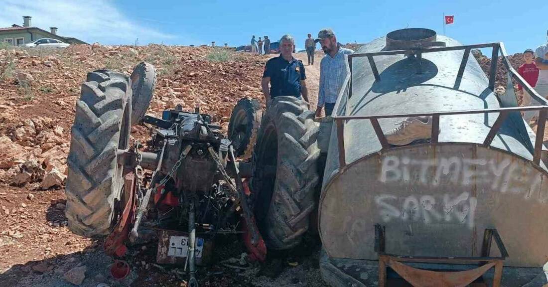 Adıyaman’ın Kahta ilçesinde devrilen traktörün altında kalan sürücü ağır yaralandı.