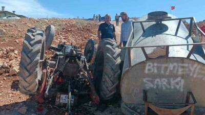 Adıyaman’ın Kahta ilçesinde devrilen traktörün altında kalan sürücü ağır yaralandı.