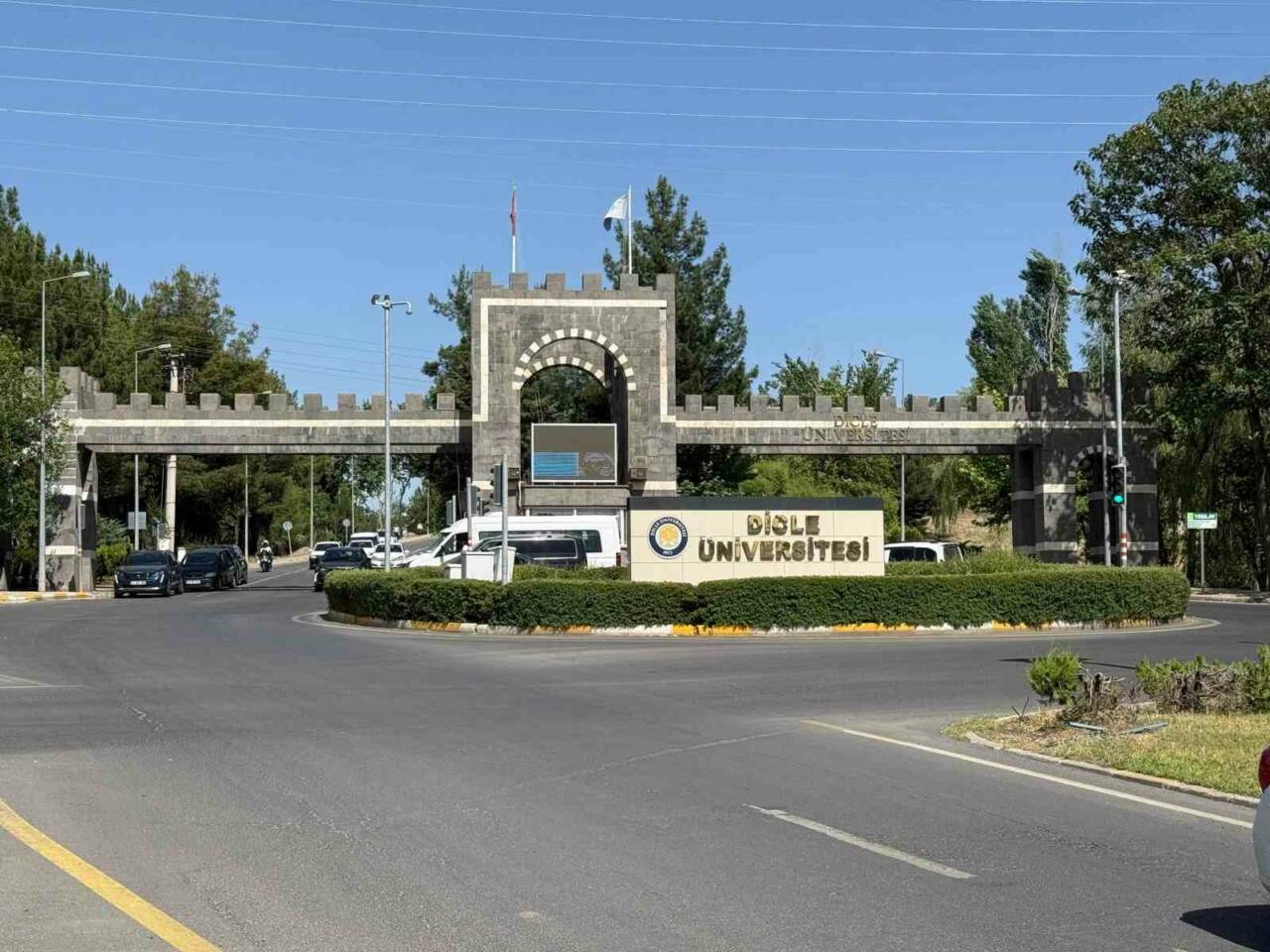 Dicle Üniversitesi İlahiyat Fakültesi öğrencisi Sena Düzgün, Onkoloji Hastanesi bahçesinde