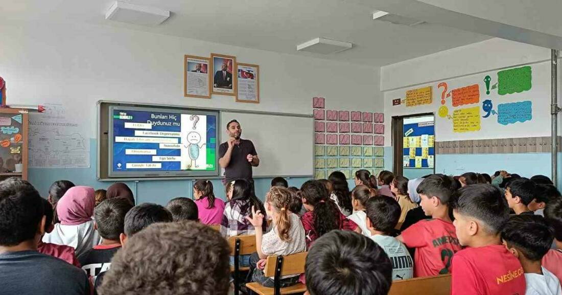 Dicle İlçesi'nde bulunan Karagömü Ortaokulu'nda TÜBİTAK koordinesinde "Teknolojinin Karanlık Yüzü"