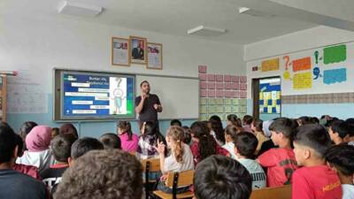 Dicle İlçesi'nde bulunan Karagömü Ortaokulu'nda TÜBİTAK koordinesinde "Teknolojinin Karanlık Yüzü"