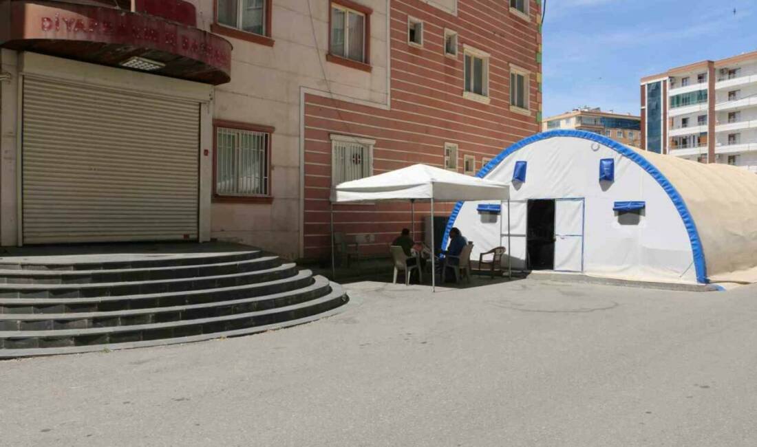 Diyarbakır'da evlat nöbetinde olan aileler, çocuklarına kavuşarak çifte bayram yaşamak