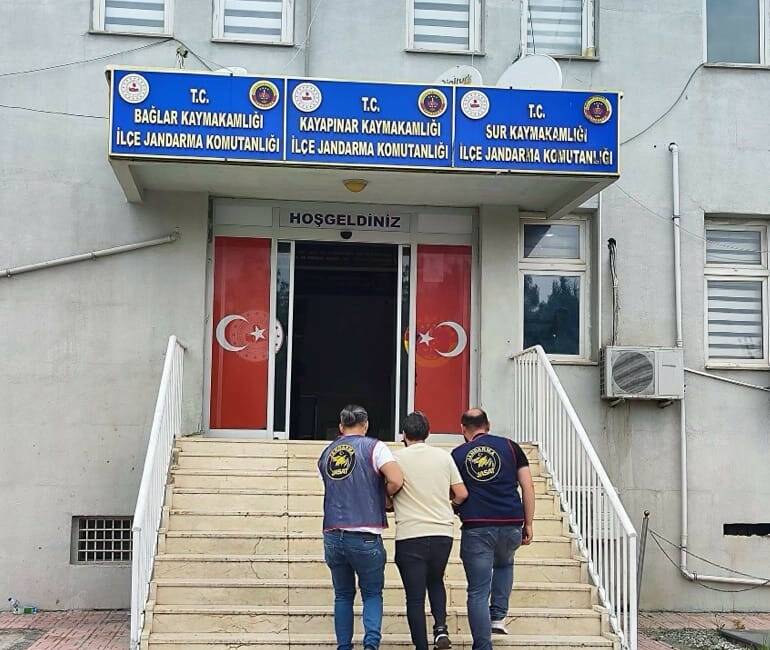 Diyarbakır’da, 82 yıl 4 ay kesinleşmiş hapis cezası bulunan firari