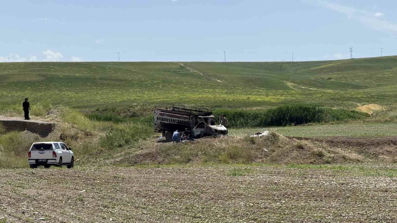 Diyarbakır'ın Sur ilçesinde Erveni Mahallesi'nde bir kamyonetle birlikte baba ve