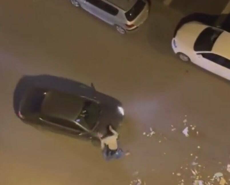 Diyarbakır'ın Kayapınar ilçesinde bir kişi, çöpleri sokağa dökerek yoldan geçen