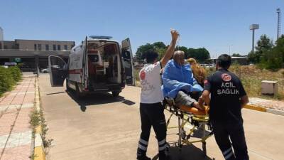 Diyarbakır'ın Kulp ilçesinde çatıda çıkardıkları yangını söndürmeye çalışan yaşlı çift,