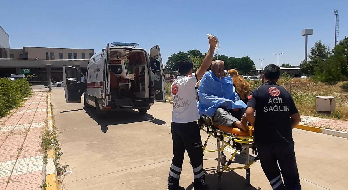 Diyarbakır'ın Kulp ilçesinde çatıda çıkardıkları yangını söndürmeye çalışan yaşlı çift,