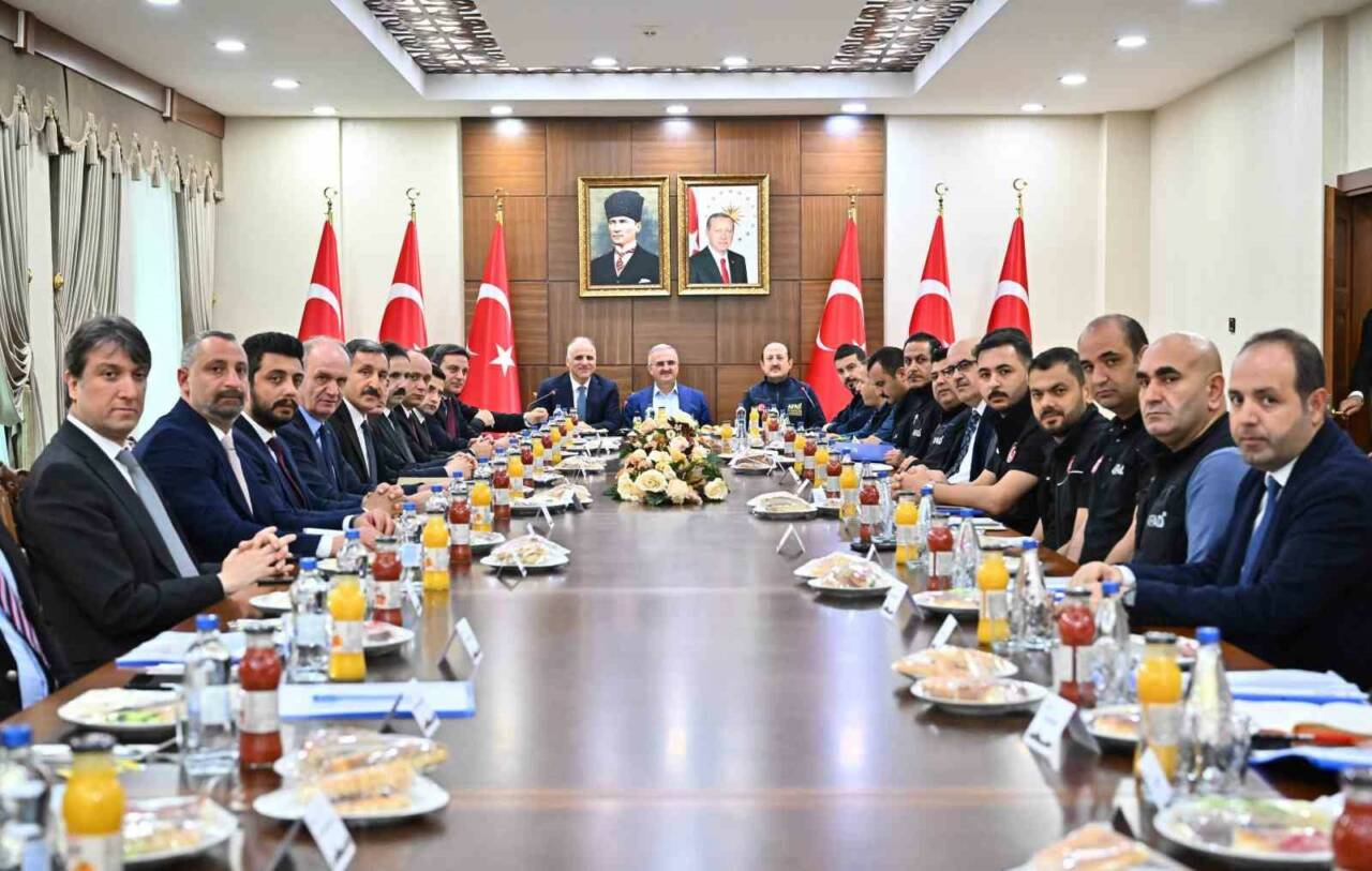 Diyarbakır'da 6 Şubat depremlerinin ardından düzenlenen toplantıda, afetin yol açtığı