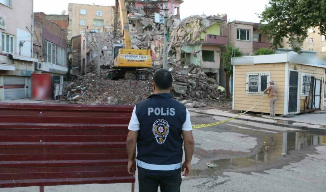Diyarbakır’da depremden hasar gören yapıların yıkımı devam ediyor Diyarbakır'da 6 Şubat depremlerinin ardından hasar gören binaların yıkımı devam