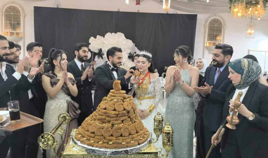 Diyarbakır'da düzenlenen düğünde Furkan Altunhan ve Sude Bucak çifti, 21