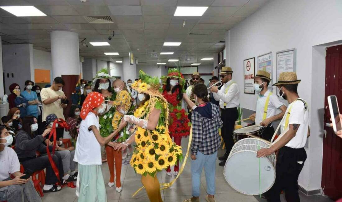 Diyarbakır’da DÜ Çocuk Hastanesi’nde tedavi gören çocuklar ve annelerine moral