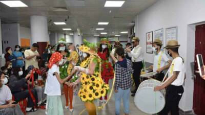 Diyarbakır’da DÜ Çocuk Hastanesi’nde tedavi gören çocuklar ve annelerine moral