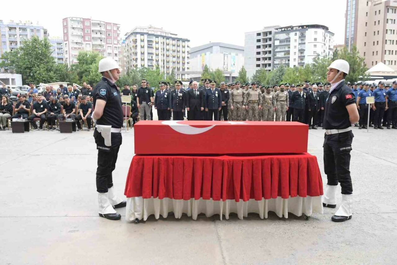 Diyarbakır'da kalp krizi geçirerek hayatını kaybeden 4. Sınıf Emniyet Müdürü