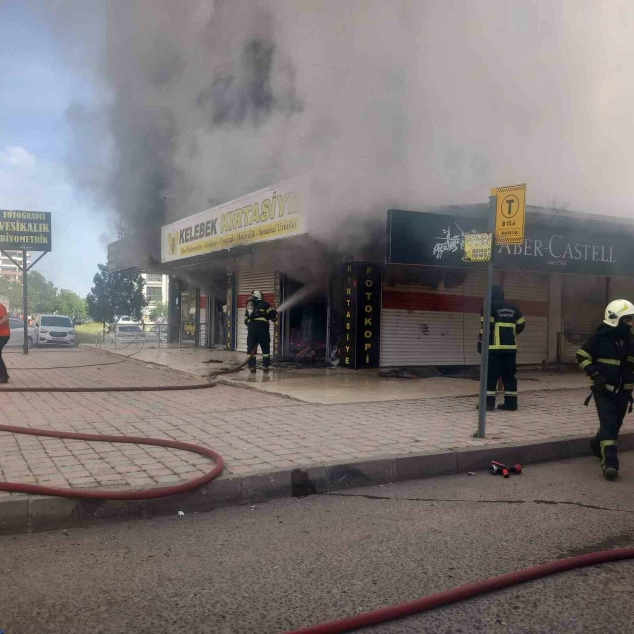 Diyarbakır'ın Bağlar ilçesinde bulunan bir kırtasiye dükkanında çıkan yangın, itfaiye