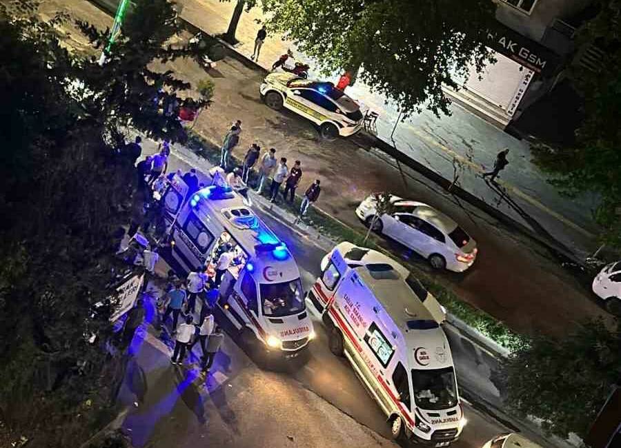 Diyarbakır'ın Yenişehir ilçesinde motokuryenin iki yayaya çarpması sonucu 3 kişi