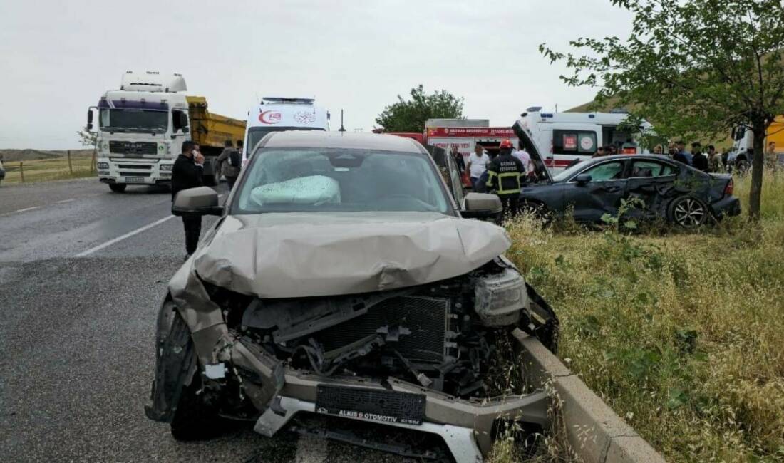 Silvan ilçesinde meydana gelen trafik kazasında otomobil ile kamyonet çarpıştı.